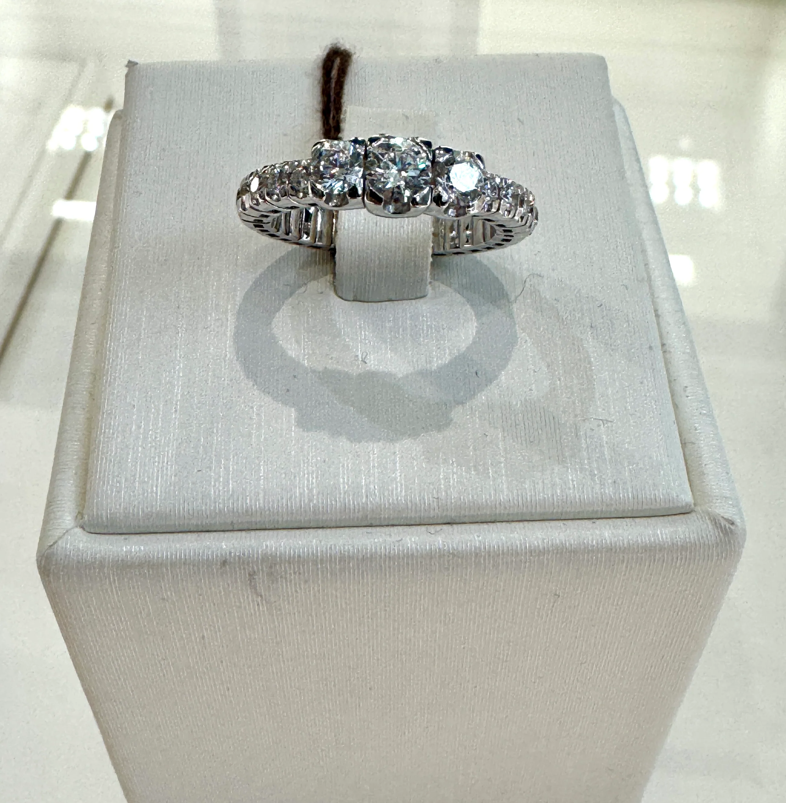 Hulchi Belluni Tresor Collection 18KT White Gold ring with diamonds 20186-WW